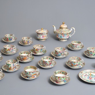 Une service à thé de 34 pièces en porcelaine de Chine famille rose de Canton, Daoguang