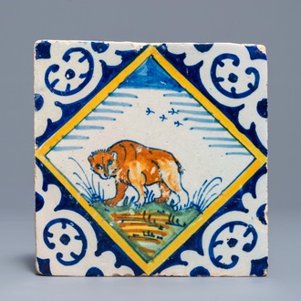 Un carreau en majolique polychrome de type Delft à décor d'un ourse, 16/17ème