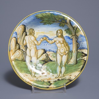 Een diep bord met 'Adam en Eva' in Italiaanse majolica, Urbino, 2e helft 16e eeuw