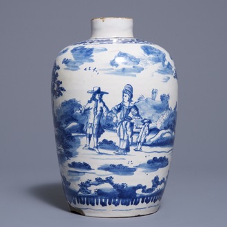 Un vase en faïence de Delft bleu et blanc à décor d'un couple avec enfant, 1ère moitié du 18ème