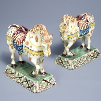 Une paire de modèles de chevaux en faïence polychrome de Delft à fond vert clair, 18ème