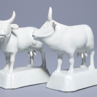 Une paire de vaches sur bases en faïence blanche de Delft, 18ème