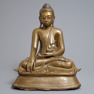 Une figure de Bouddha en bronze à base inscrite, Birmanie, 19ème