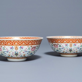 Une paire de bols en porcelaine de Chine famille rose à floral, marques et époque de Daoguang