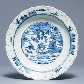 Een Chinese blauwwitte Swatow schotel met herten, Ming