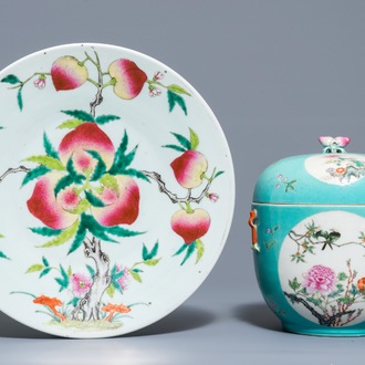 Un plat à décor des '9 pêches' et un bol couvert en porcelaine de Chine famille rose, marque de Qianlong, 19/20ème
