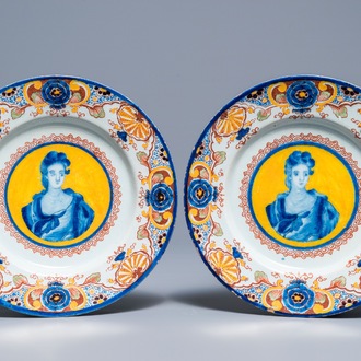 Een paar polychrome Delftse borden met portretten op een gele fond, 18e eeuw