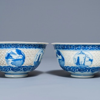 Une paire de bols ajourés en porcelaine de Chine bleu et blanc, époque Transition