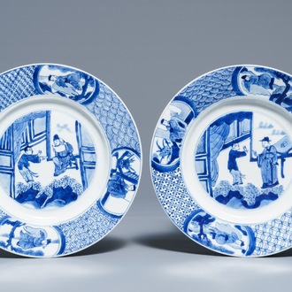 Une paire d'assiettes en porcelaine de Chine bleu et blanc, marque et époque de Kangxi