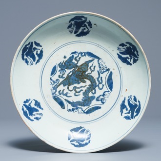 Un plat en porcelaine de Chine bleu et blanc à décor de grues et un dragon, Jiajing