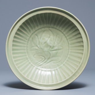 Un plat en porcelaine de Chine céladon de Longquan à décor incisé, Ming