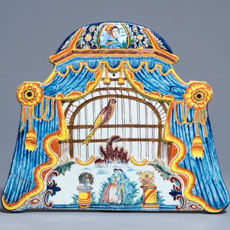 Une grande plaque en faïence polychrome de Delft à décor d'un cage à oiseaux, 19ème