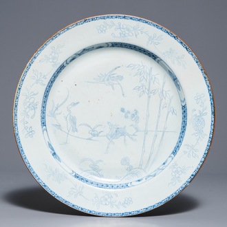 Un plat en porcelaine de Chine bleu et blanc à décor d'un cerf et deux grues, Yongzheng