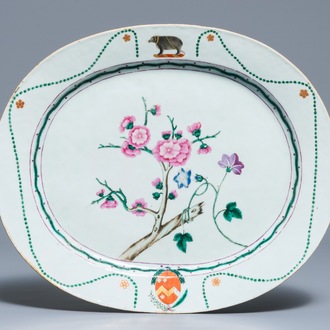Un plat armorié en porcelaine de Chine famille rose pour le marché anglais, blasons de Chamers et Wilton, Qianlong
