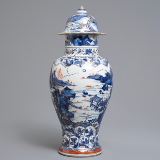 Un vase couvert en porcelaine de Chine bleu et blanc à décor d'un paysage surdécoré, Kangxi