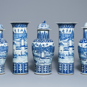 Une garniture de cinq vases en porcelaine de Chine bleu et blanc, 19ème