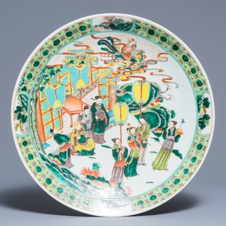 Un plat en porcelaine de Chine famille verte à décor mythologique, 19ème
