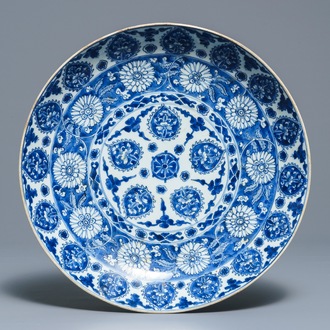 Un plat en porcelaine de Chine bleu et blanc pour le marché islamique, Kangxi