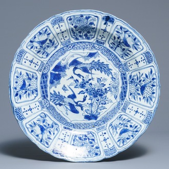 Un grand plat en porcelaine de Chine bleu et blanc de type kraak à décor de paons, Wanli