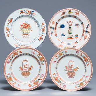 Quatre assiettes en porcelaine de Chine famille rose et verte, Kangxi/Yongzheng