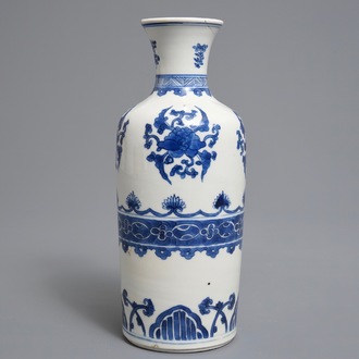 Un vase de forme rouleau en porcelaine de Chine bleu et blanc, Kangxi