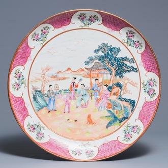 Een kapitale Chinese famille rose schotel met mandarijns decor, Xuantong merk, 20e eeuw
