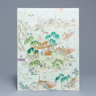 Une plaque en porcelaine de Chine famille rose à décor d'une scène de pêche, 19ème
