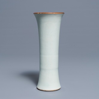 Un vase en porcelaine blanc de Chine à décor incisé, époque Transition