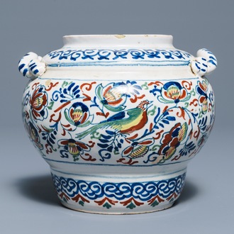 Een polychrome Delftse kasjmier palet pot met getorste oren, Engeland, 1e kwart 18e eeuw