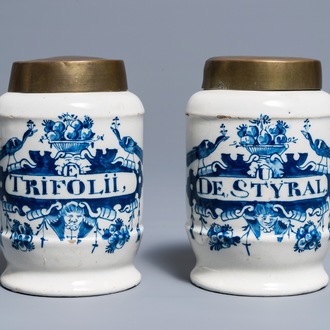Une paire de pots de pharmacie en faïence de Delft bleu et blanc aux couvercles en laiton, 18ème
