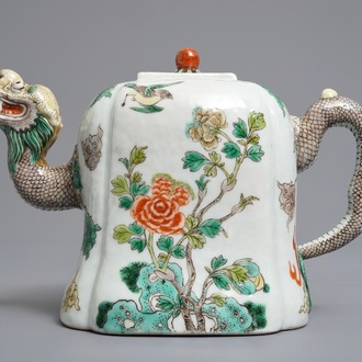 A Chinese famille verte dragon-shaped teapot with floral design, 19/20th C.