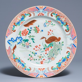 Un grand plat en porcelaine de Chine famille rose à décor d'une oie, Qianlong