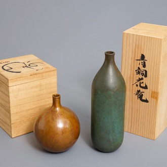 Two fine Japanese bronze vases, Showa, 20th C.