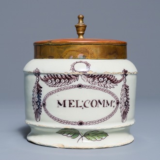 Un pot de pharmacie en faïence de Delft polychrome au couvercle en laiton, début du 19ème