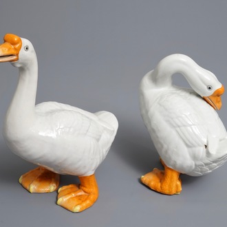 Une paire de modèles d'oies en porcelaine de Chine, Qianlong/Jiaqing