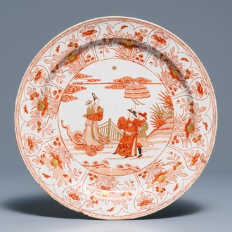 Een Delftse doré 'melk en bloed' schotel met chinoiserie decor, 18e eeuw