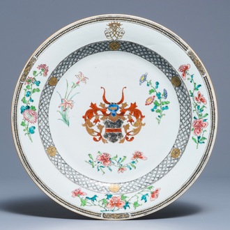 Un plat armorié en porcelaine de Chine famille rose pour le marché Anglais, blason de Leonrodt, Yongzheng/Qianlong