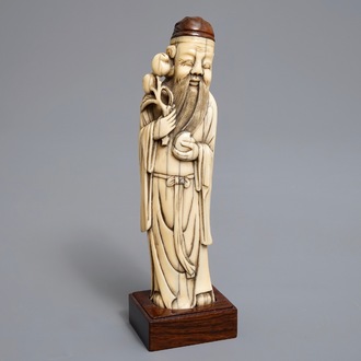 Un modèle d'un lettré en ivoire sculpté de style Ming, Chine, 19ème