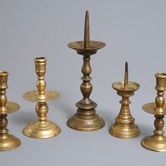 Vijf Vlaamse bronzen en koperen pen- en schijfkandelaars, 16/17e eeuw