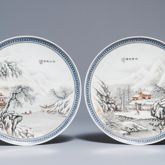 Une paire de plats en porcelaine de Chine à décor de paysages hivernales, 20ème