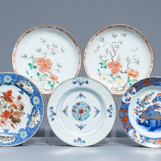 Cinq assiettes en porcelaine de Chine doucai, verte-rose et de style Imari, Kangxi/Qianlong