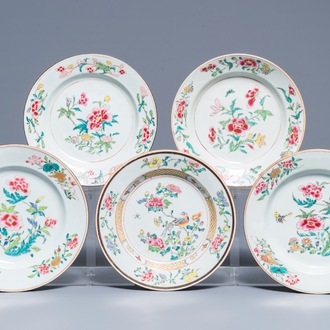 Cinq assiettes en porcelaine de Chine famille rose, Yongzheng/Qianlong