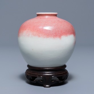 Un vase globulaire en porcelaine de Chine monochrome peau de pêche, 19/20ème