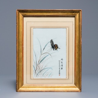 Une plaque en porcelaine de Chine à décor d'un papillon, marque de Li Mingliang, 20ème
