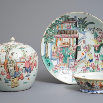 Un plat, un pot couvert et un bol sur piedouche en porcelaine de Chine famille rose, 19ème