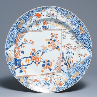 Een kapitale Chinese Imari-stijl schotel met floraal en landschapsdecor, Kangxi