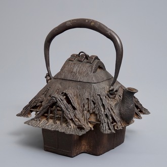 Une verseuse tetsubin en fonte de fer en forme de cabane, Japon, Meiji, 19ème