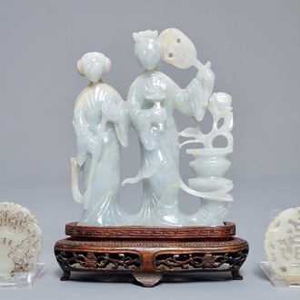 Un groupe figurant deux femmes et deux plaques ajourés en jade sculpté, 19/20ème