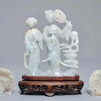 Een Chinese jade groep met twee dames en twee ajour broches, 19/20e eeuw