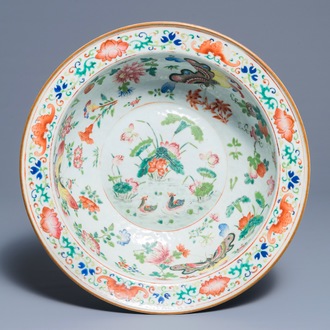 Un bol en porcelaine de Chine famille rose à décor de canards et papillons, 19ème